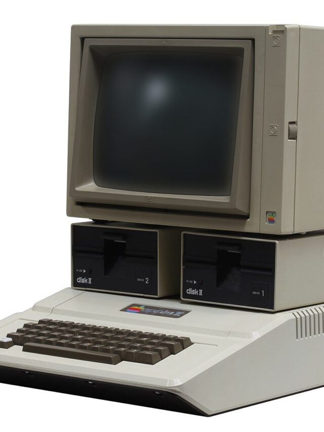 Выпущен первый персональный компьютер “Apple II”